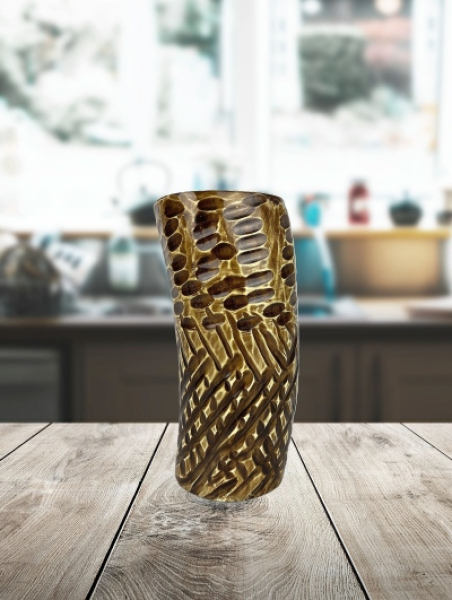 Vase aus Horn mit eingeschnitztem Muster